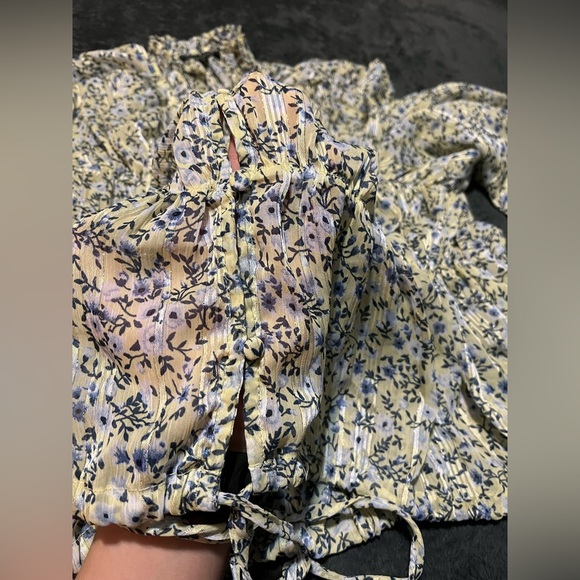 Dynamite Floral Blouse - Picture 3 of 4